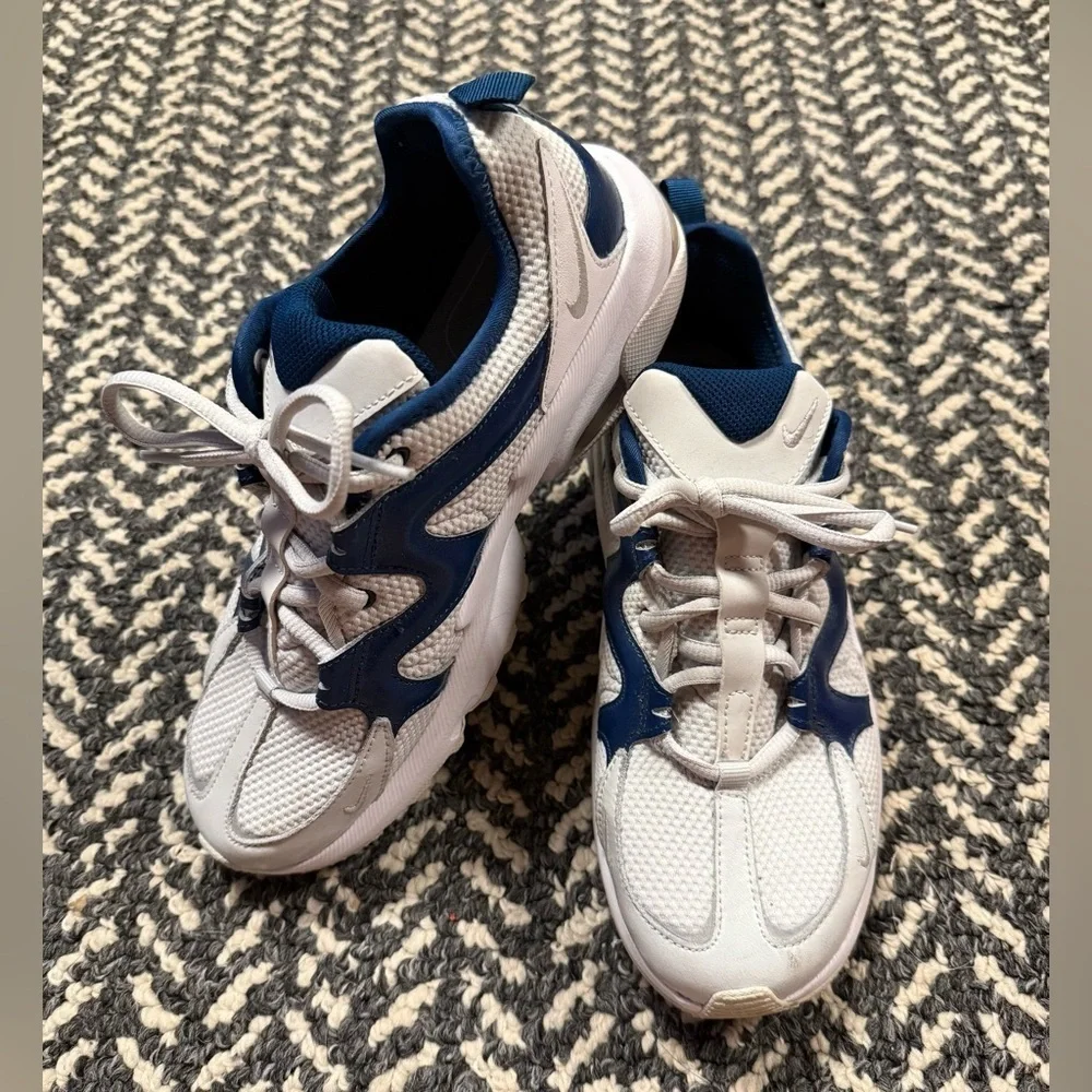 NIKE Air Max Graviton Sneaker in White and Valerian Blue Size 8